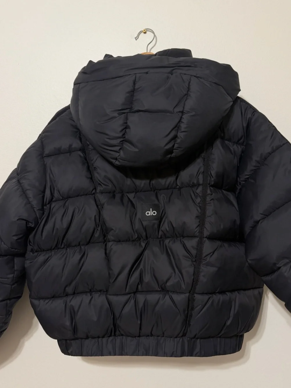 LIKE NEW ALO Aspen Love Puffer Jacket Black Size Medium Crop Zip - Picture 9 of 9